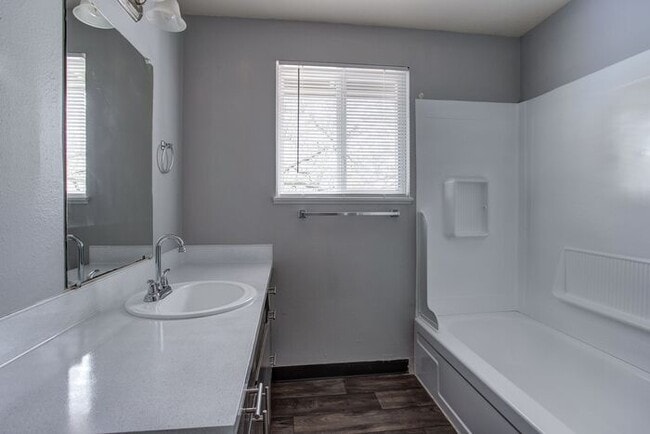 Building Photo - Shenandoah Gardens Apartments 2 bedroom 1....