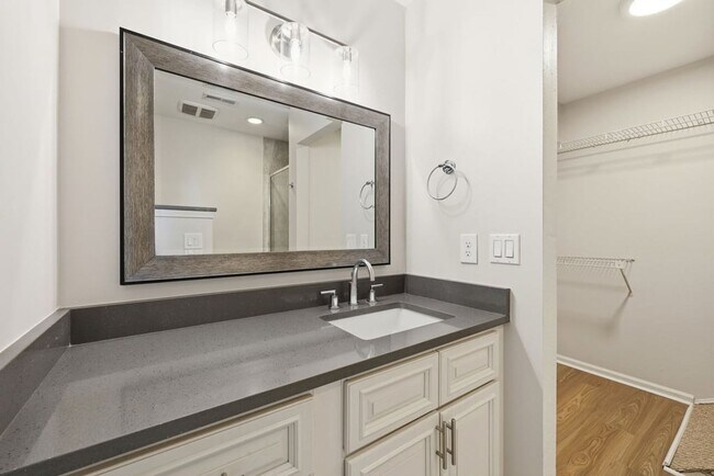 Building Photo - Modern 3BD, 2.5BA North Raleigh Townhome with Upgrades in a Prime Location Near Top Shopping, Din...