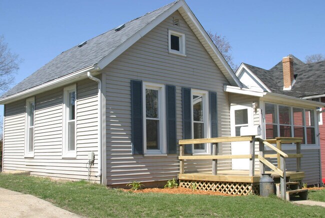 Building Photo - 811 S College Ave