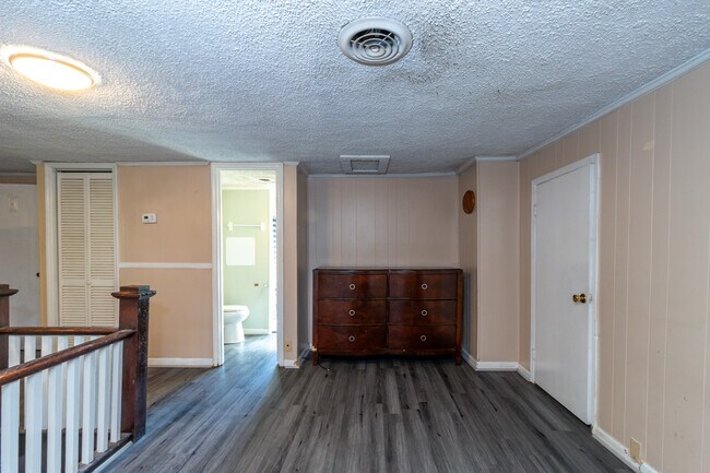 Building Photo - 221 Hawthorne Ave