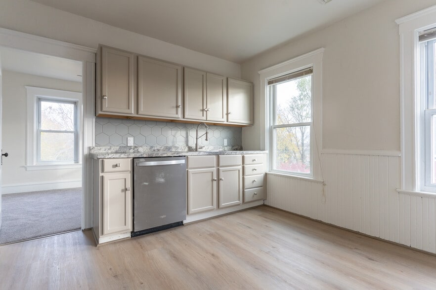 Building Photo - 643 Rathbun St