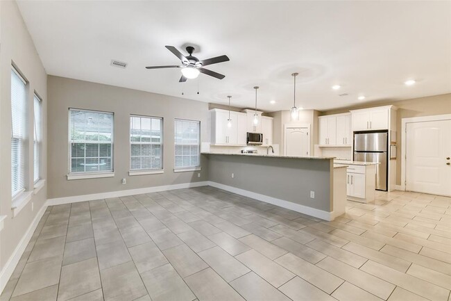 Building Photo - 15407 Cypress Gdns Dr