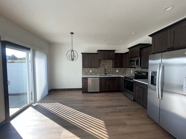 Building Photo - Newer Hayden Townhome