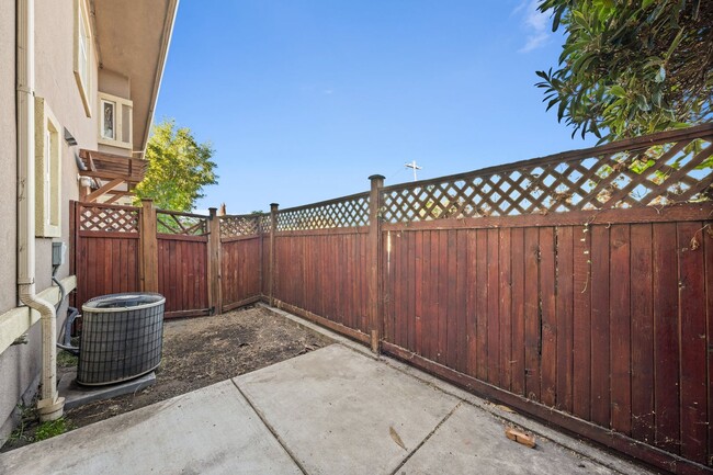 Building Photo - Charming 2bd, 2bth with loft - Hayward's C...