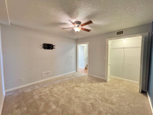 Building Photo - Lake Hartridge Condo - Two Levels with Water Views