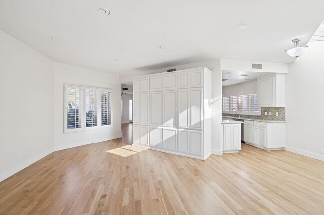 Building Photo - 721 Marigold Ave
