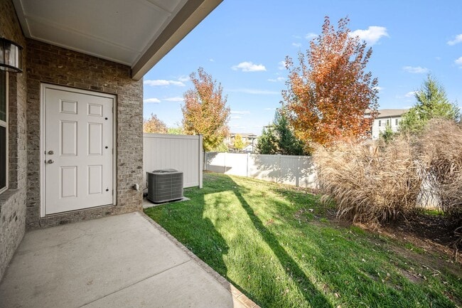 Building Photo - 555 Gresham Ln