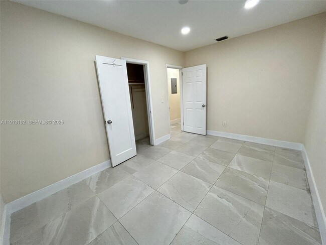 Building Photo - 610 E 8th Ave