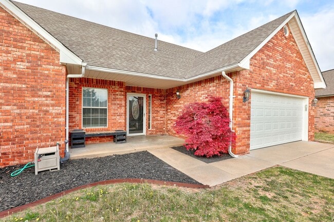 Building Photo - 1605 Silver Oak Dr