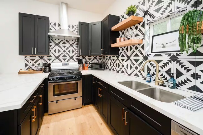 Building Photo - 502 Dark St