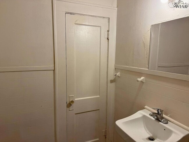 Building Photo - 1818 Collins Ave