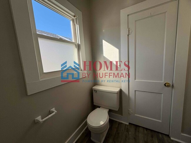 Building Photo - Two Bedroom House | Front Porch | Detached...