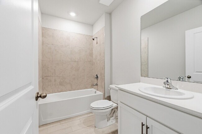 Building Photo - Spacious 4-Bedroom Retreat with 2 Full Baths in Punta Gorda – Your Dream Home Awaits!
