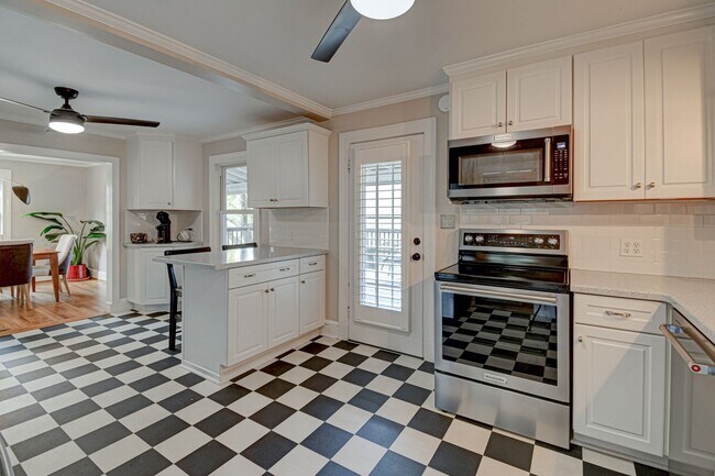 Building Photo - Washington Park 3BR 2Bth Home - available now for both short or long term lease