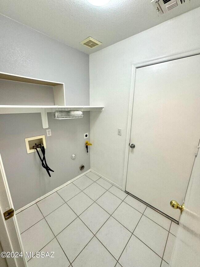 Building Photo - 7846 E Rooner Dr