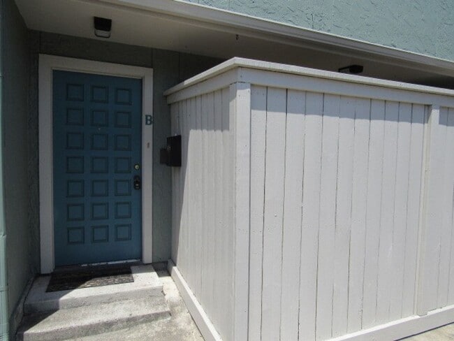 Building Photo - 2725 Santa Fe Unit B - 2/Bed 2.5/Bath - $1300/month