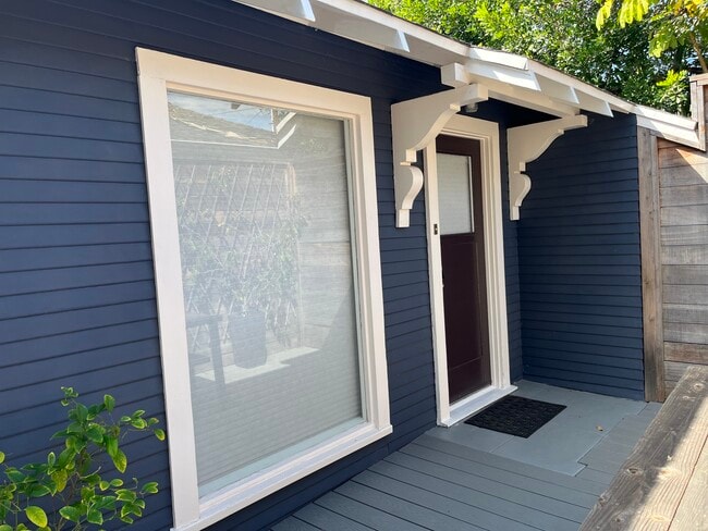 Building Photo - 7022 De Longpre Ave