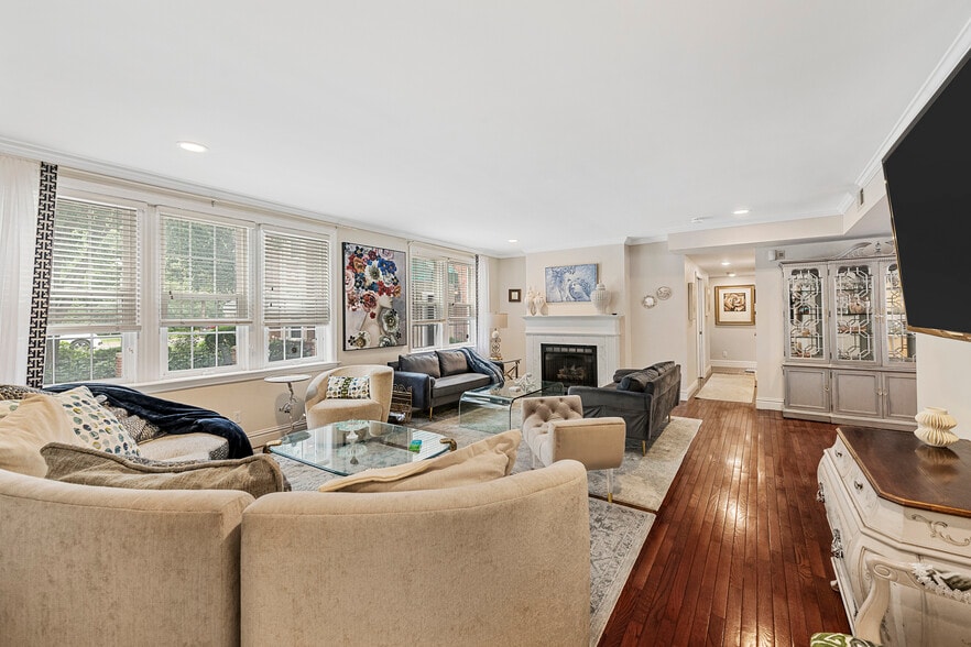 Two separate seating areas - 7538 Wydown Blvd