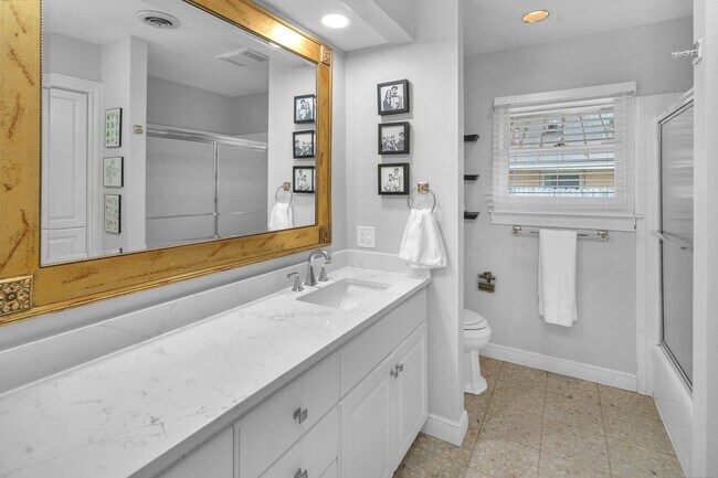 Building Photo - CHARMING 5 BDRM HOME IN CASTLE HILLS!!