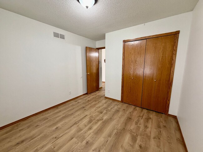Building Photo - 4 bedroom Home in Regency Lakes!