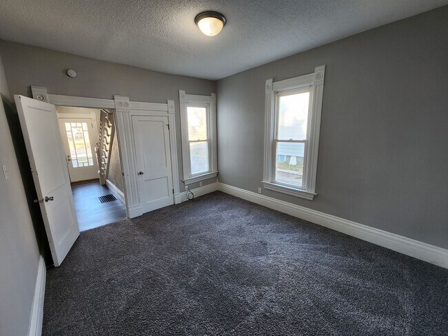 Building Photo - 4 bedroom house