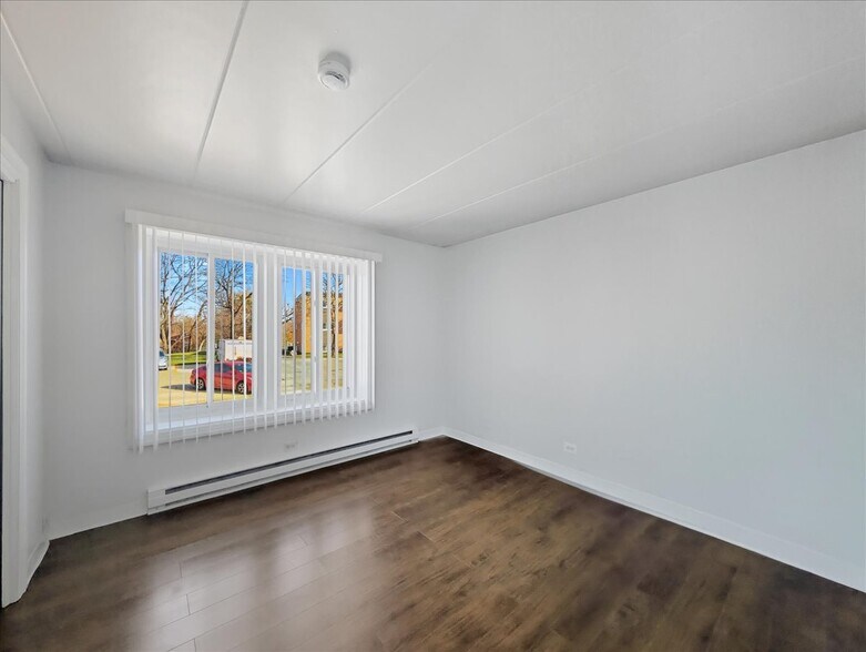 Building Photo - 350 S Main St