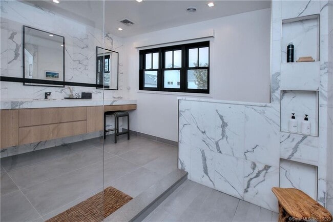 Building Photo - 18 Danbury Ave