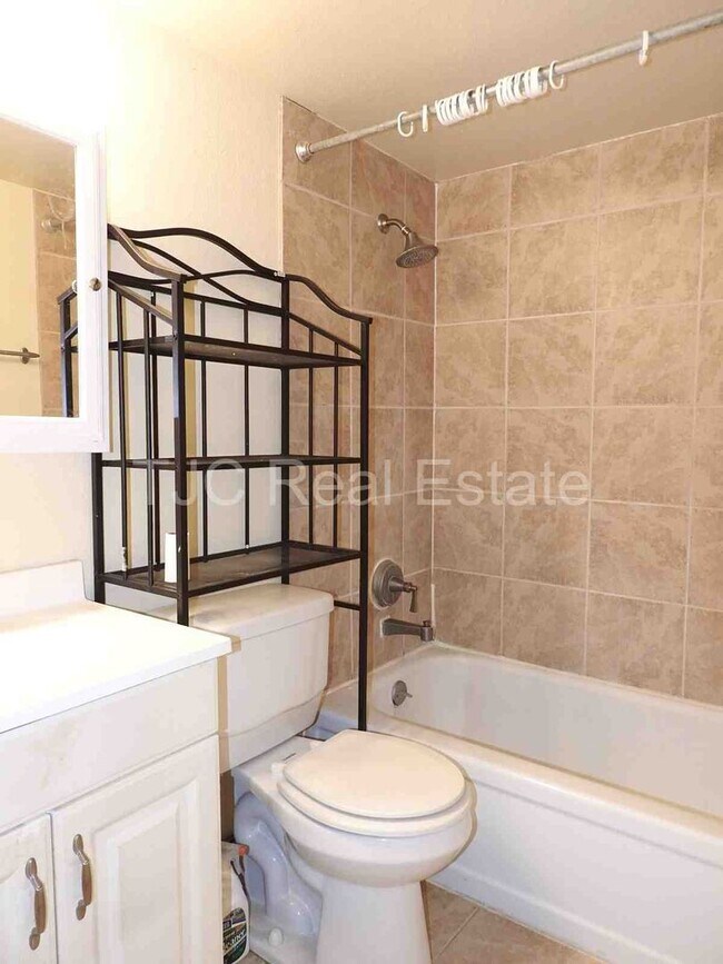 Building Photo - ONE MONTH FREE RENT