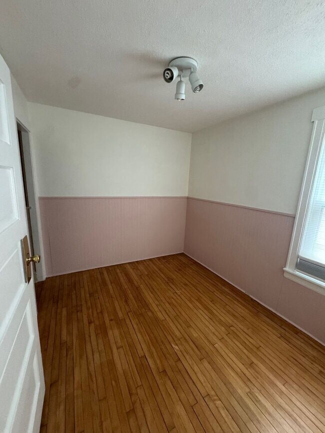 Building Photo - 4 Bed/ 1 Bath Home!! Bedroom Rentals for Students 9-10 Month Lease
