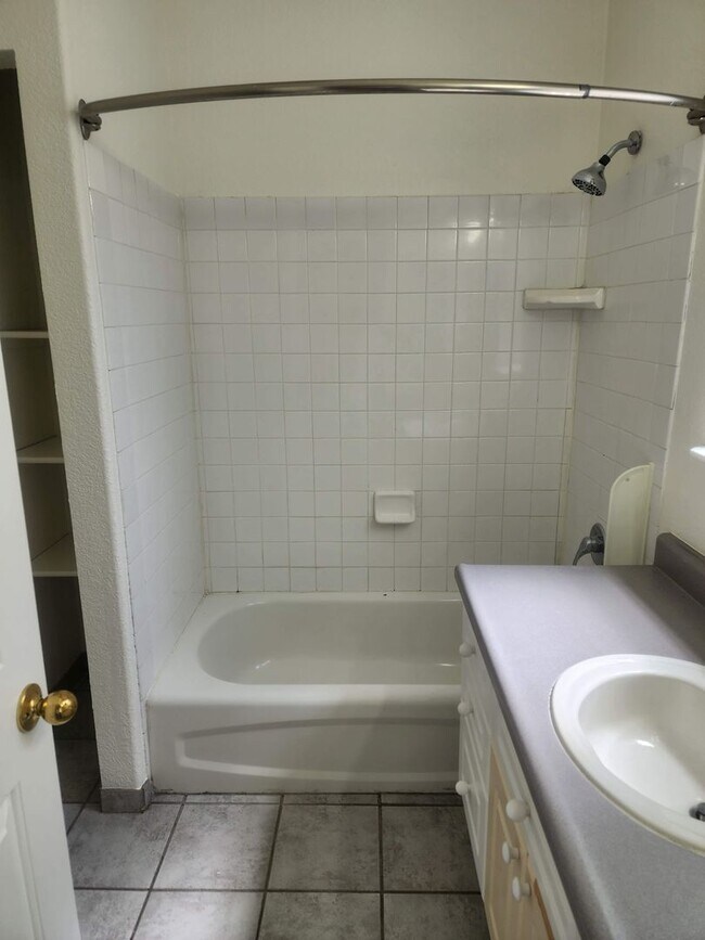 Building Photo - Cute 3 bedroom, 2.5 bath two story home with 1448 sq ft of living space