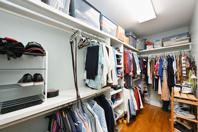 Building Photo - **RARE BRENTWOOD FIND, A MASTERCLASS IN ELEGANT SOUTHERN DESIGN**