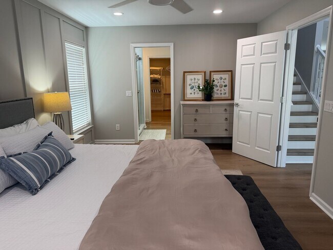 Building Photo - 10 Cobblestone Ct