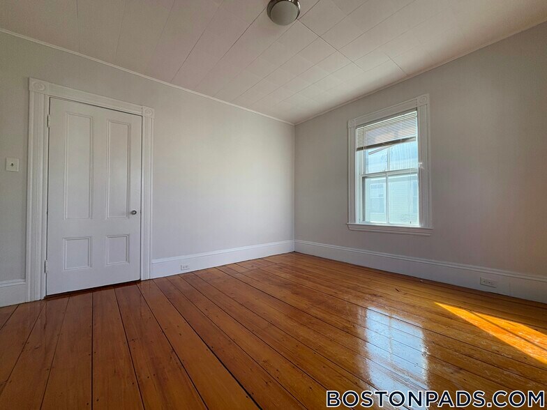 Building Photo - 141 Brown St