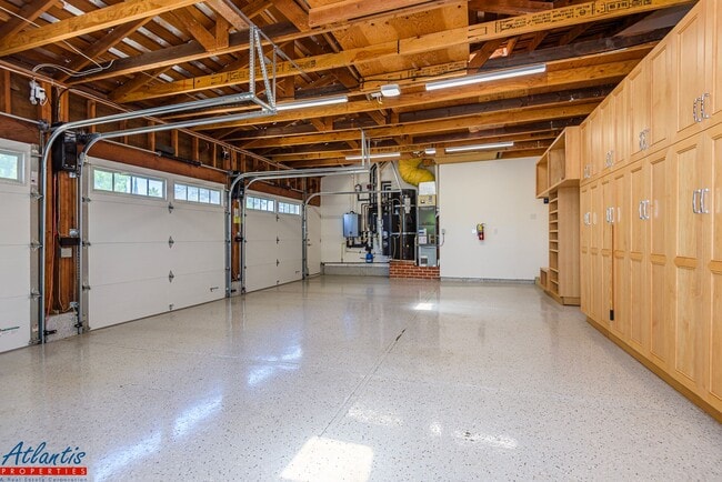 Building Photo - Stunning & Remodeled Home | Desirable Sara...