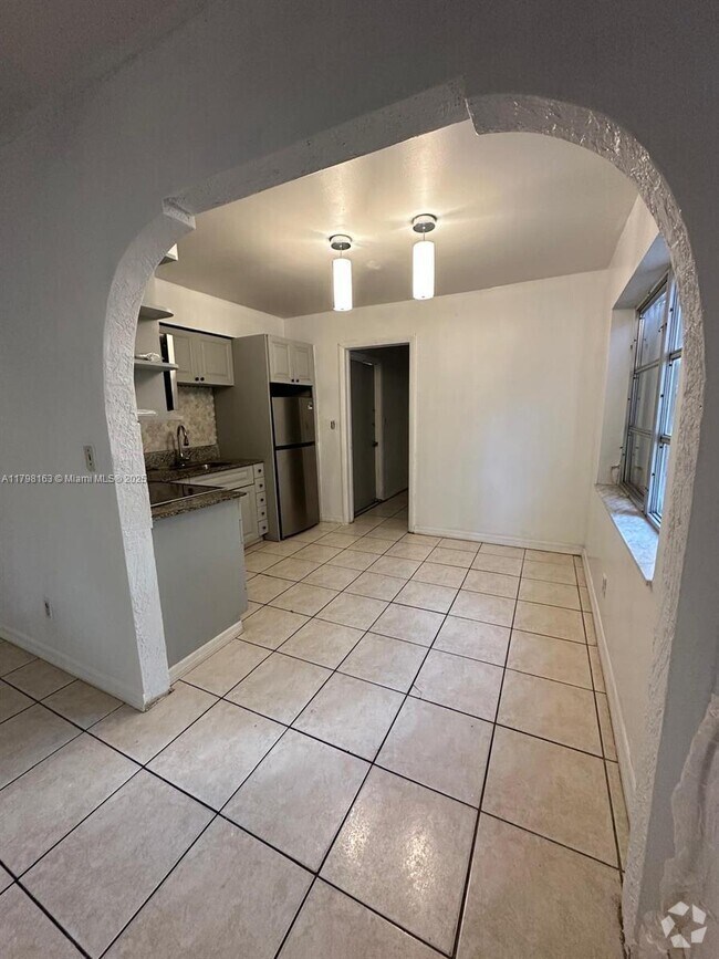 Building Photo - 2 bedroom in Hollywood FL 33024