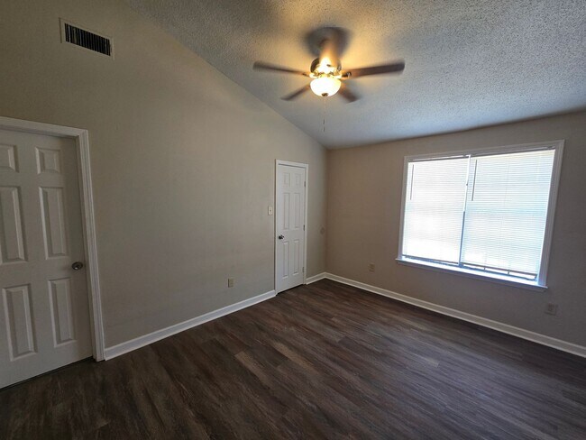 Building Photo - Newly Renovated 3 Bedroom 2.5 bathroom Townhouse