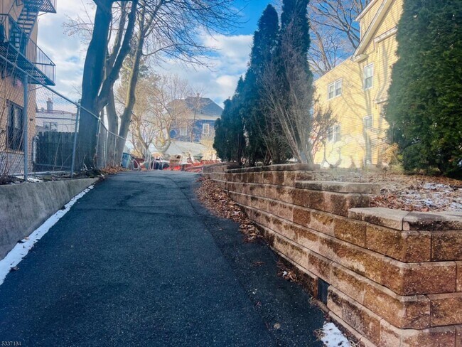 Building Photo - 10 Noll Pl
