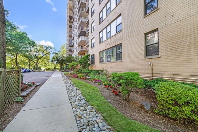Building Photo - 225 St Pauls Ave