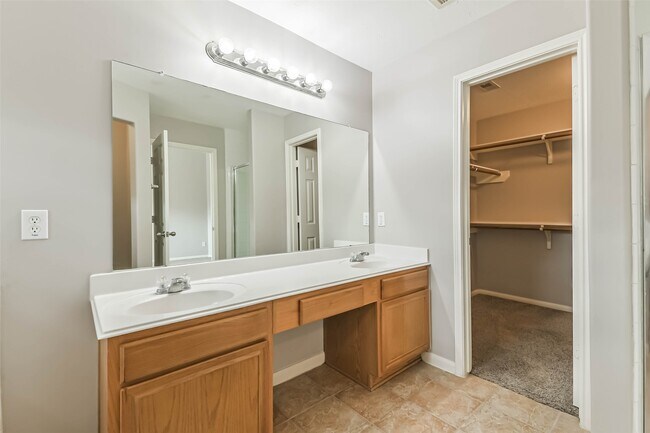 Building Photo - 13831 Hillingdale Ln