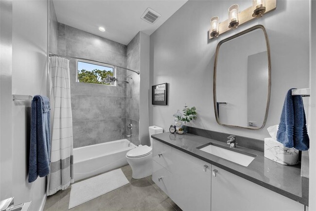 Building Photo - 3624 S Gardenia Ave