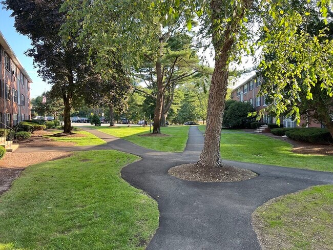 Building Photo - 4 Tara Dr