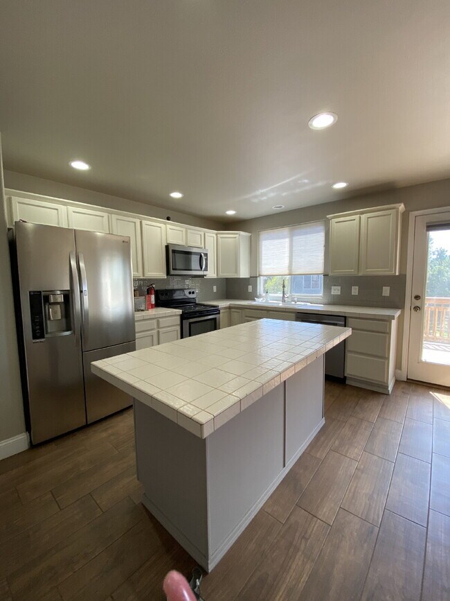 Building Photo - 5 bedroom - Oxbow