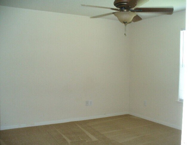 Building Photo - Cozy 3/2 ready for move-in.