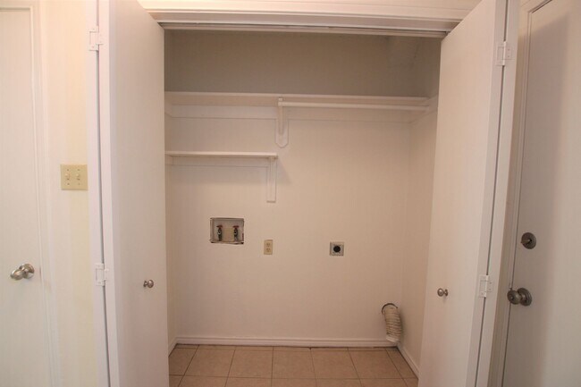 Building Photo - Available - Charming 2-bedroom, 2.5-bath townhome