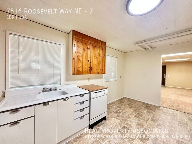 Building Photo - 7516 Roosevelt Way NE
