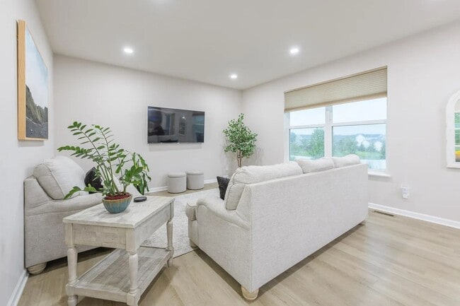 Building Photo - Beautifully updated lakeville 4 bedroom available for lease!