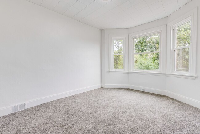 Building Photo - AVAILABLE August 2026 - Fully Renovated Mount Washington Charmer with Historic Details & Modern U...