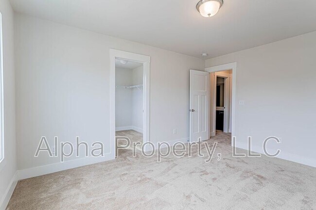 Building Photo - 211 Green River Way