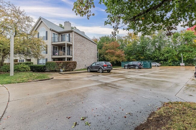 Building Photo - Two bedroom/two bathroom first floor apart...