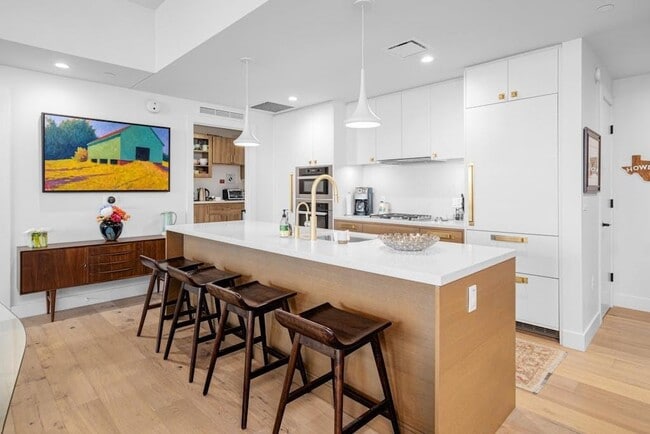 Building Photo - 70 Rainey St